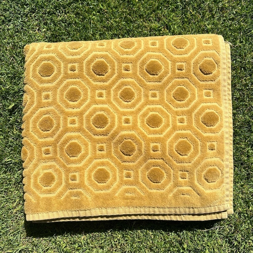 Y2K Wellesley Manor Geometric Sculpted Bath Towel Gold Green‎ MCM Vibes Brazil